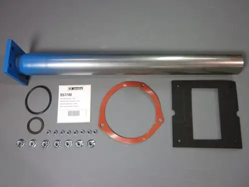 Remeha Rohrsystem mit blauer Endkappe, verchromtem Metallrohr, Dichtungen, einer roten Dichtungsschraube und Montageschrauben auf grauem Hintergrund.